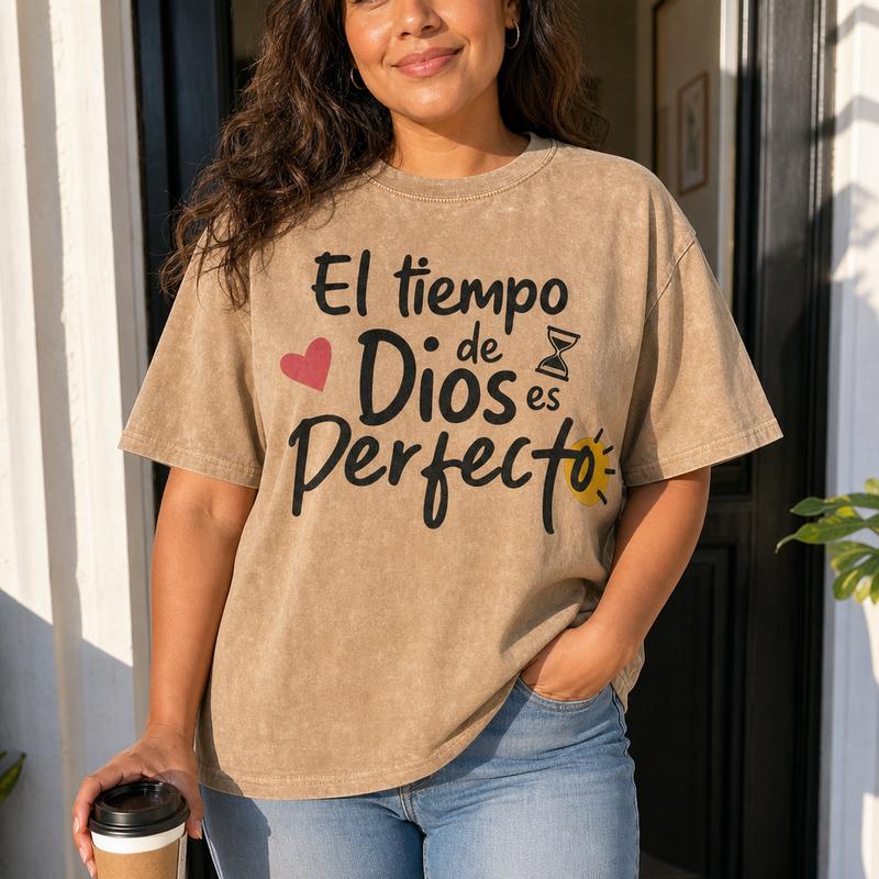 Women's Loose-Fit Short-Sleeve Crew Neck Christian Quote Graphic Tee - Spanish "El Tiempo De Dios Es Perfecto" Faith Message Top with Drop Shoulder for Casual Wear, Short Sleeve Tops with Graphic Print