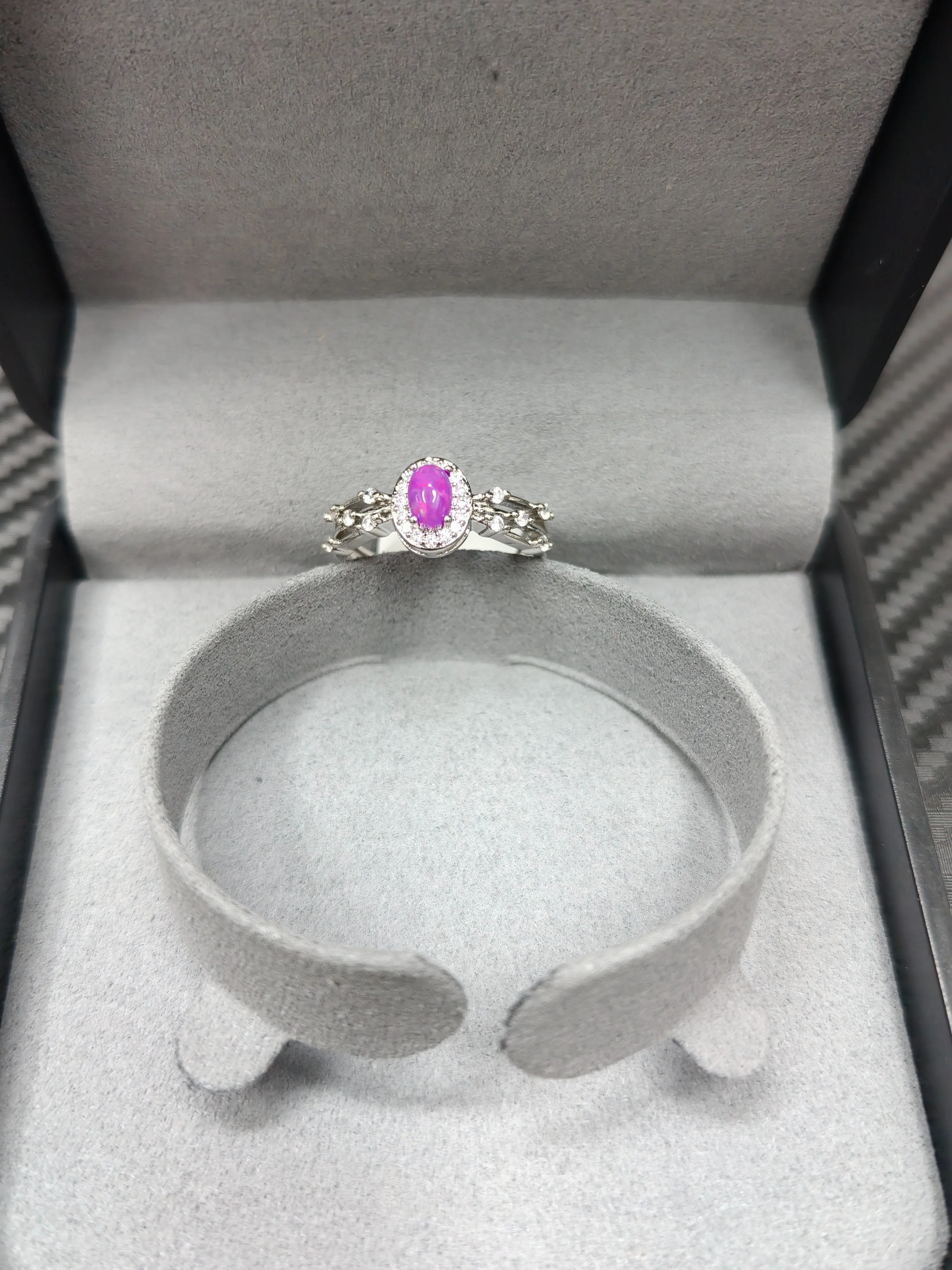 Syia(17704)gc.A delicate purple opal ring