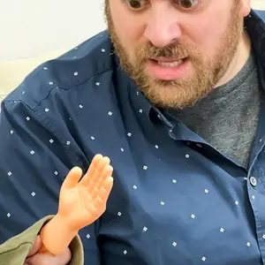 Mini Fake Hand Prank Toy Set (1 Pair), Hilarious Joke Gift for All Ages, Fun Gag Prop for Parties & Gatherings, Unique Novelty Item