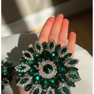 Hennah Wraps - Elegant Green Gemstone Design with Sparkling Accents, Perfect for Special Occasions