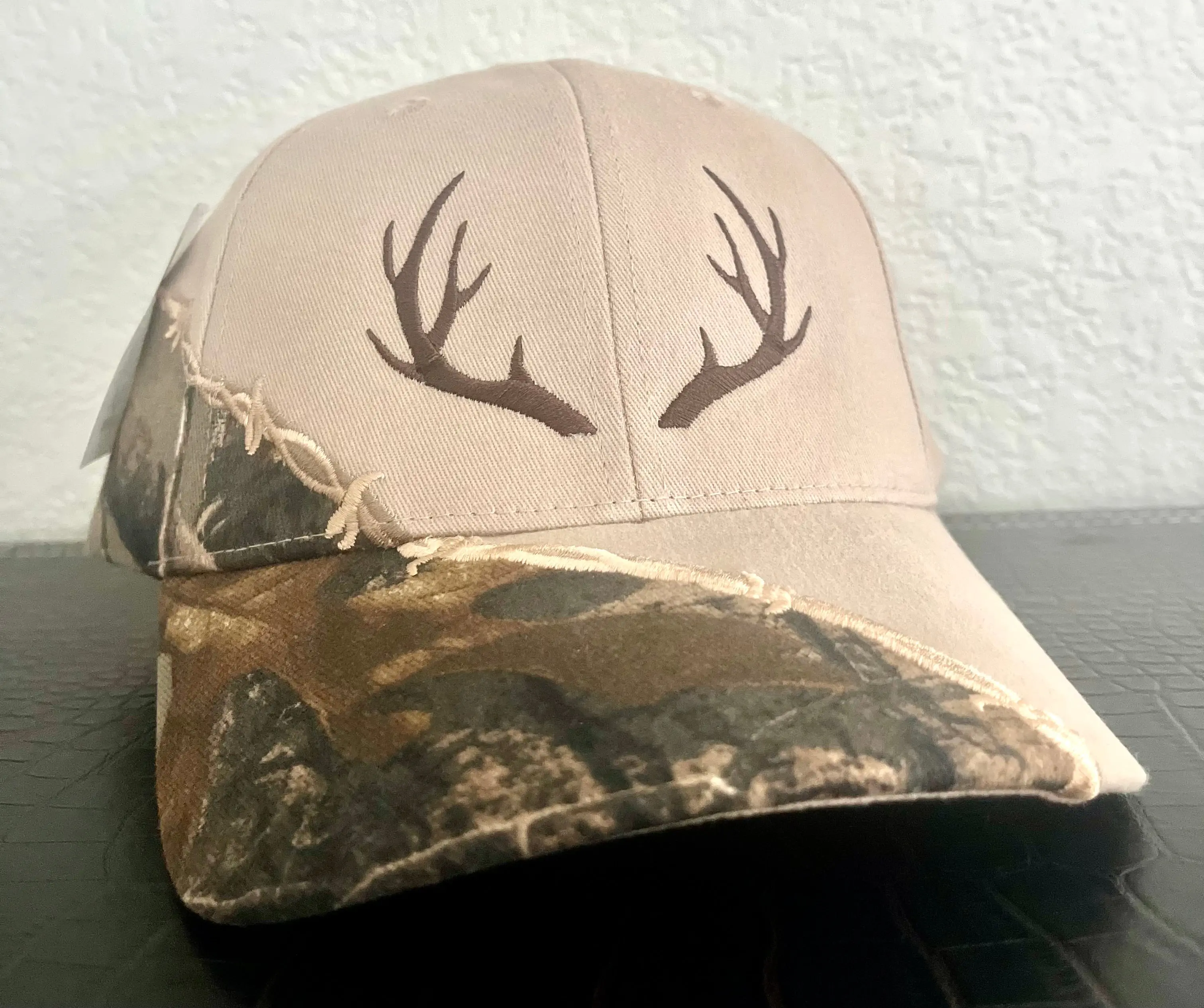 Unisex Sturdy Realtree Camouflage Baseball Cap - Bold Antler Embroidery, Barbed Wire Detailing, Rustic Fashion, Fitted Structured Fit, Durable Functional Wilderness-Inspired Outdoor Everyday Hat for Hunters, Rust