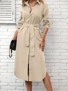 A women's lapel Collared single-row button-up skirt hem split design waist shirt dress, suitable for autumn and winter, suitable for retro commuter style, dating style and other styles.