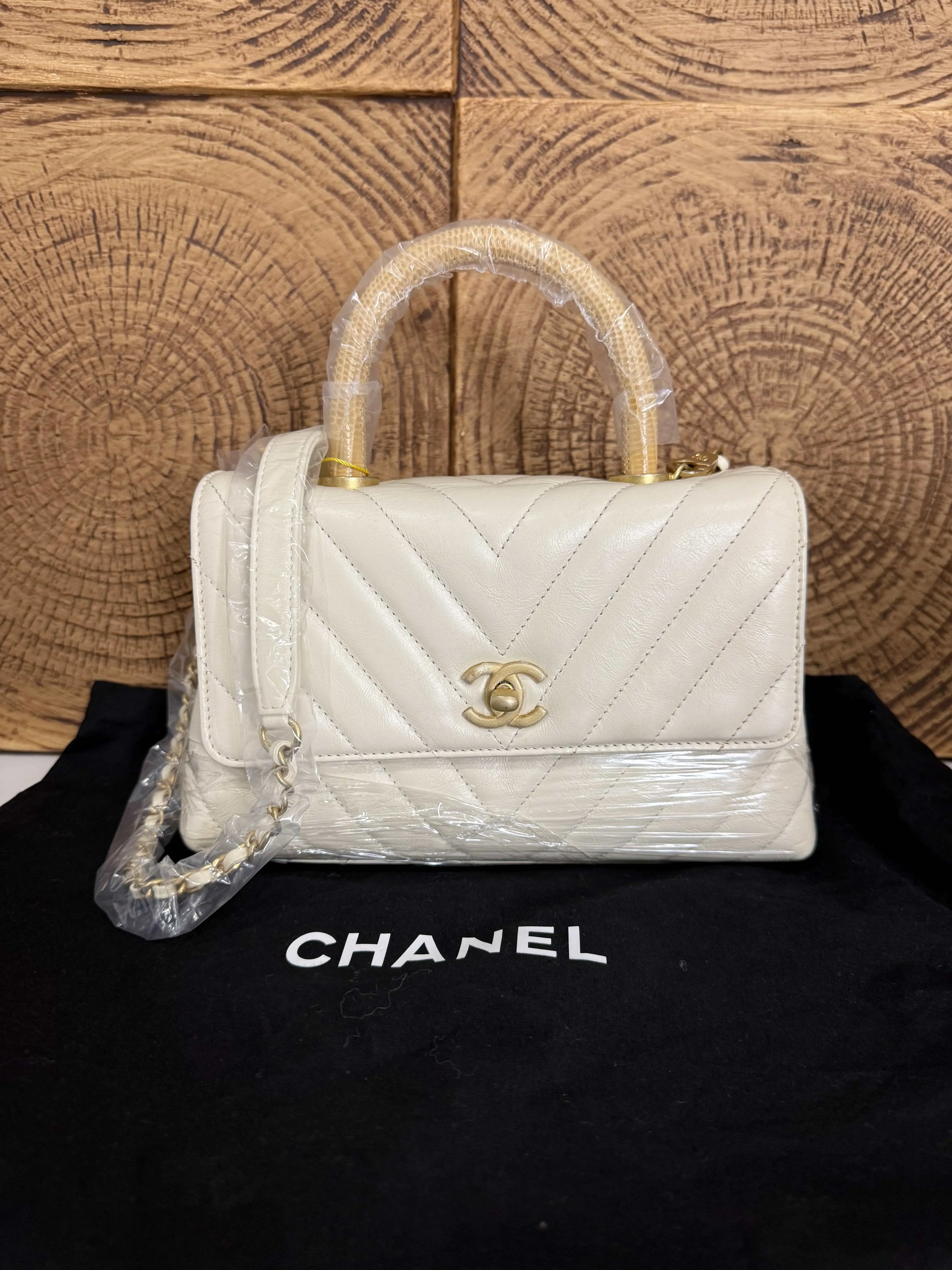 Pre-owned CHANEL Trendy CC Cream Chevron Quilted Leather Bag with Lizard Skin Handle