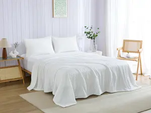 Ins Style Cool Bean Single Summer Quilt Ice Sensation Bean Pattern Skin-Friendly Single Piece Summer Thin Quilt Fits Full/Twin Bed Machine Washable Non-Deforming Wrinkle-Resistant Easy Care