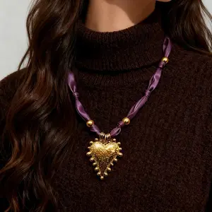 New European and American stainless steel pendant necklace, light luxury niche silk scarf necklace, sweet and cool Spice Girl style necklace.