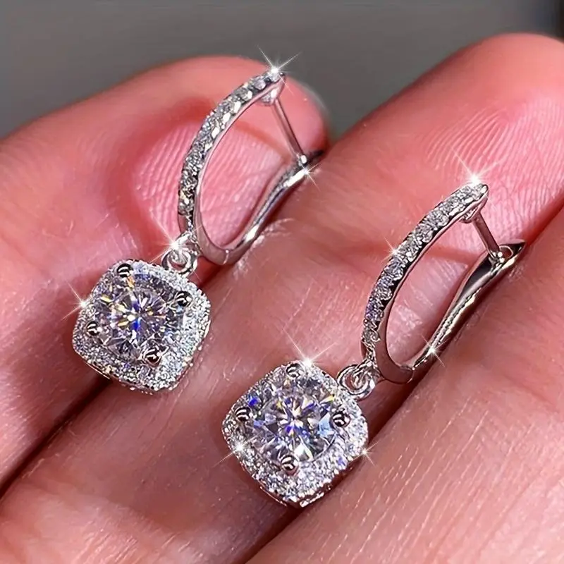 Luxurious Sparkling Costume Earrings - Fashion Accessory for Banquets, Parties