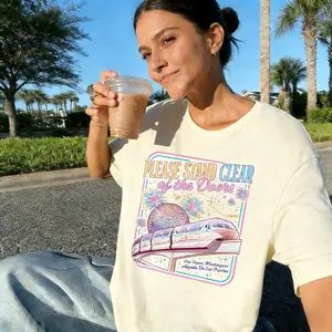 Comfortable colors, please stay away from door-style shirts, retro monorail train T-shirts, magical family travel outfits, fun theme park vacations, loose-fitting tops