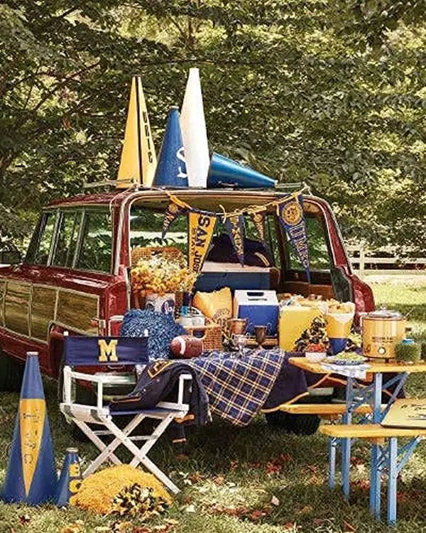 USED Book - Country Living Field Guide: Eating Outdoors: 100+ Recipes and Ideas for Camping, Picnics, Porch Parties, and More! by Country Living (Hardcover) - English