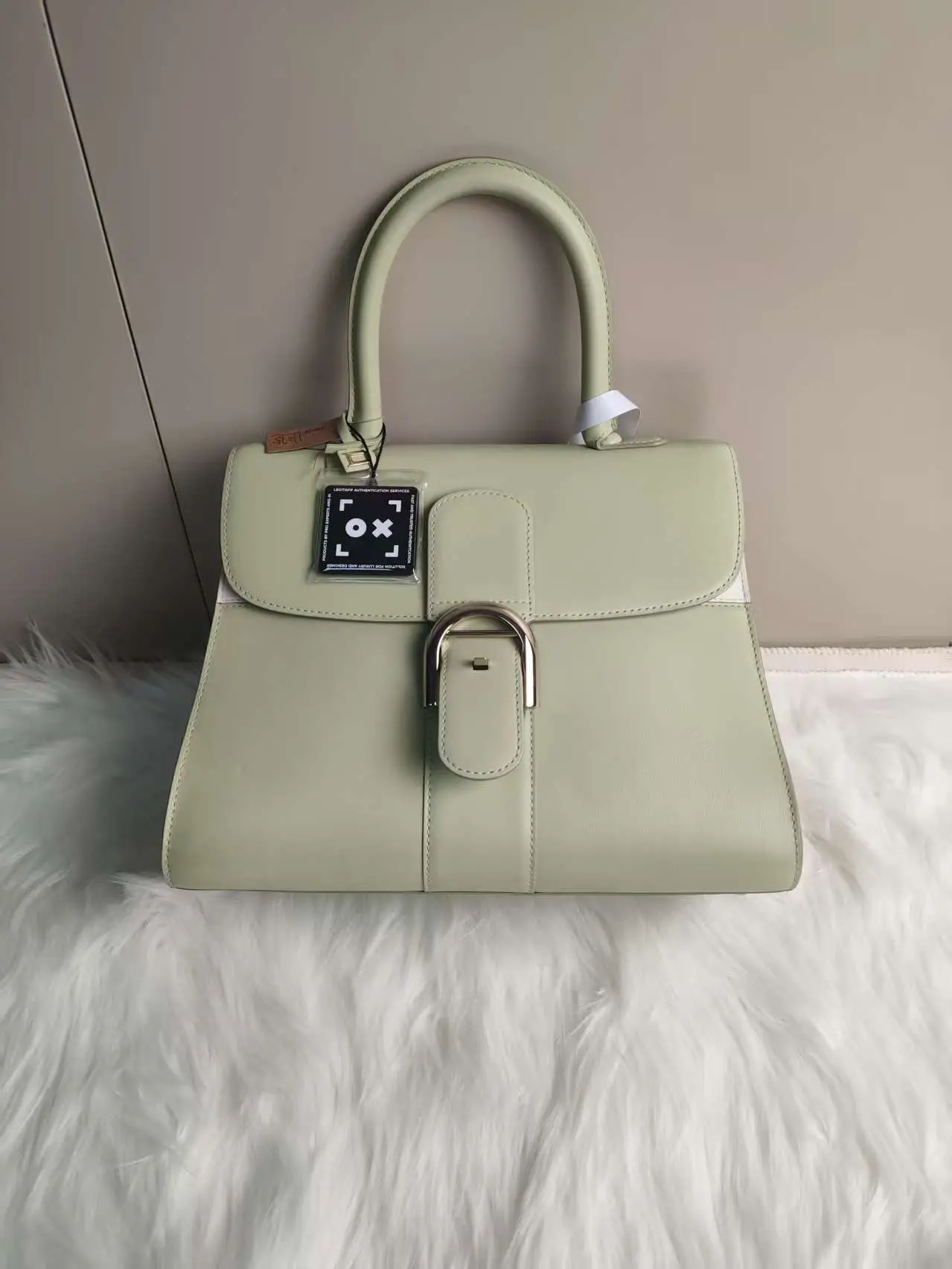Pre-owned delvaux Smooth calfskin leather Shoulder Bags Brillon MM Top Handle Bag in light green smooth leather with D ring clasp.QG261#