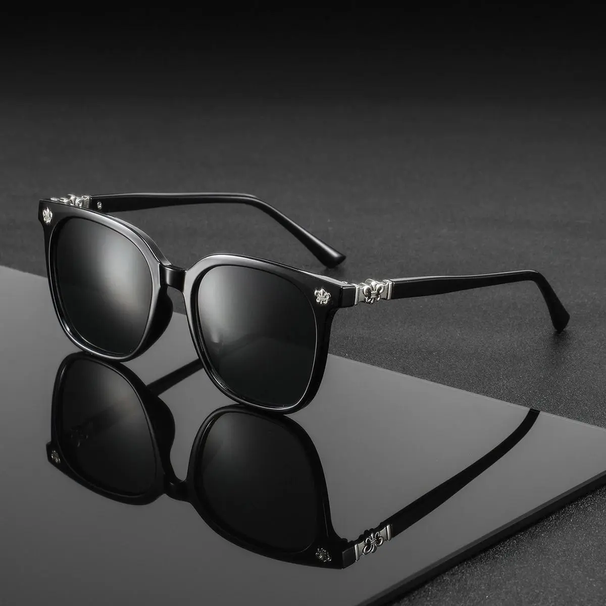 Square Rivet Fashion Glasses, Minimalist Unisex Trendy Eyewear for Aesthetic Daily Style