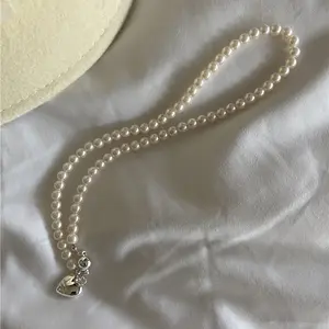 Trendy INS Heart Pendant Luxury Clavicle Necklace, Minimalist High-Grade Jewelry, Pearl Magnetic Clasp 3D Love Heart Necklace