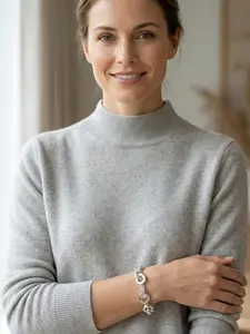 A silver interlocking circular bracelet with a simple and modern design, suitable for wearing in various scenarios such as daily commuting, casual dating, etc.