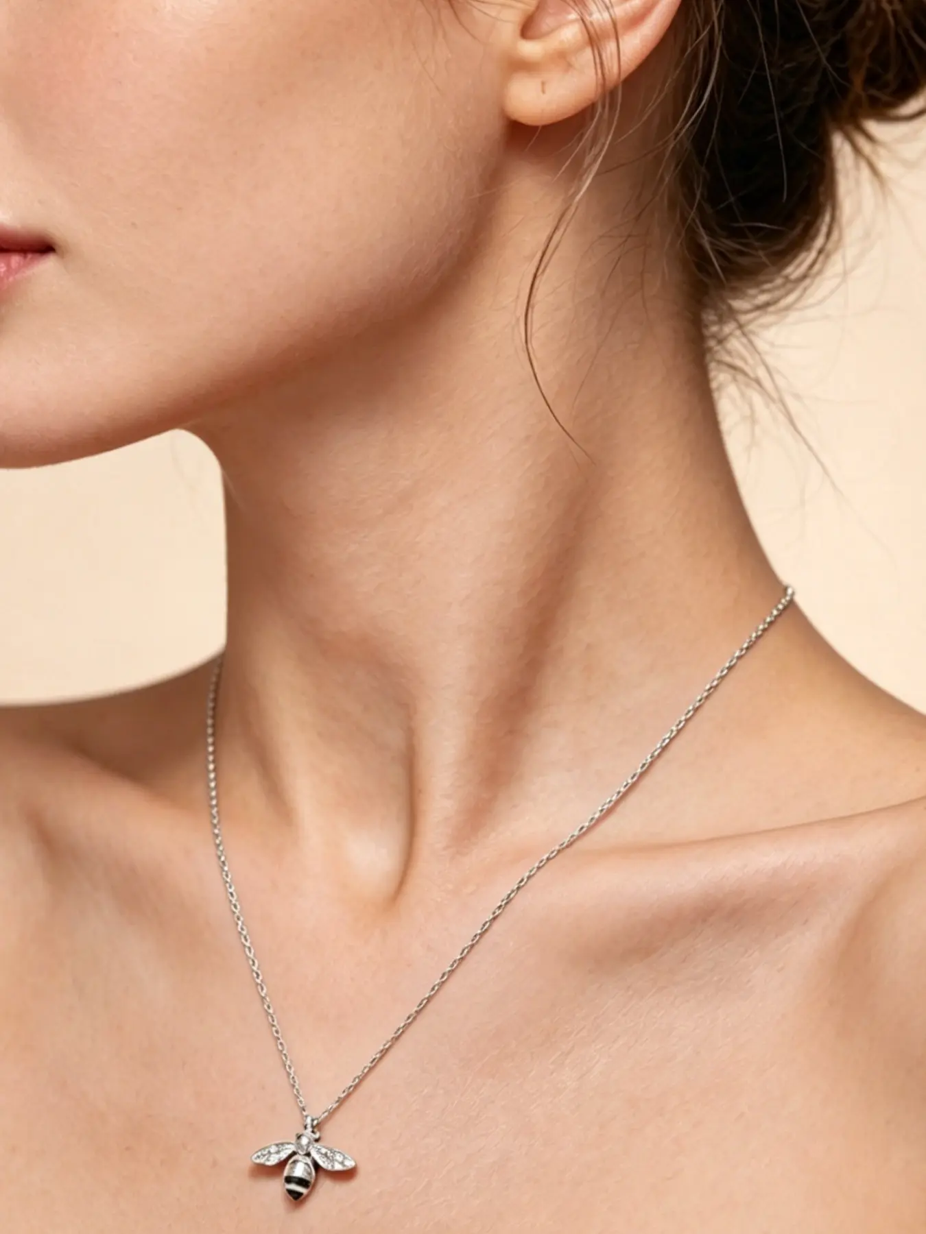 A diamond studded bee shaped fine chain necklace, Pendant necklace, with black and yellow contrasting colors and full diamond wings, playful and exquisite, suitable for daily commuting, dating