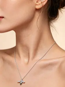 A diamond studded bee shaped fine chain necklace, with black and yellow contrasting colors and full diamond wings, playful and exquisite, with a touch of light luxury, suitable for various occasions such as daily commuting, dating, leisure, and light gath