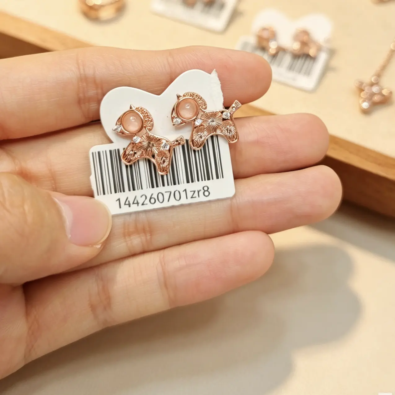 Lvy(14567)gc.Lovely pony earrings with soft pink gemstone! ​
