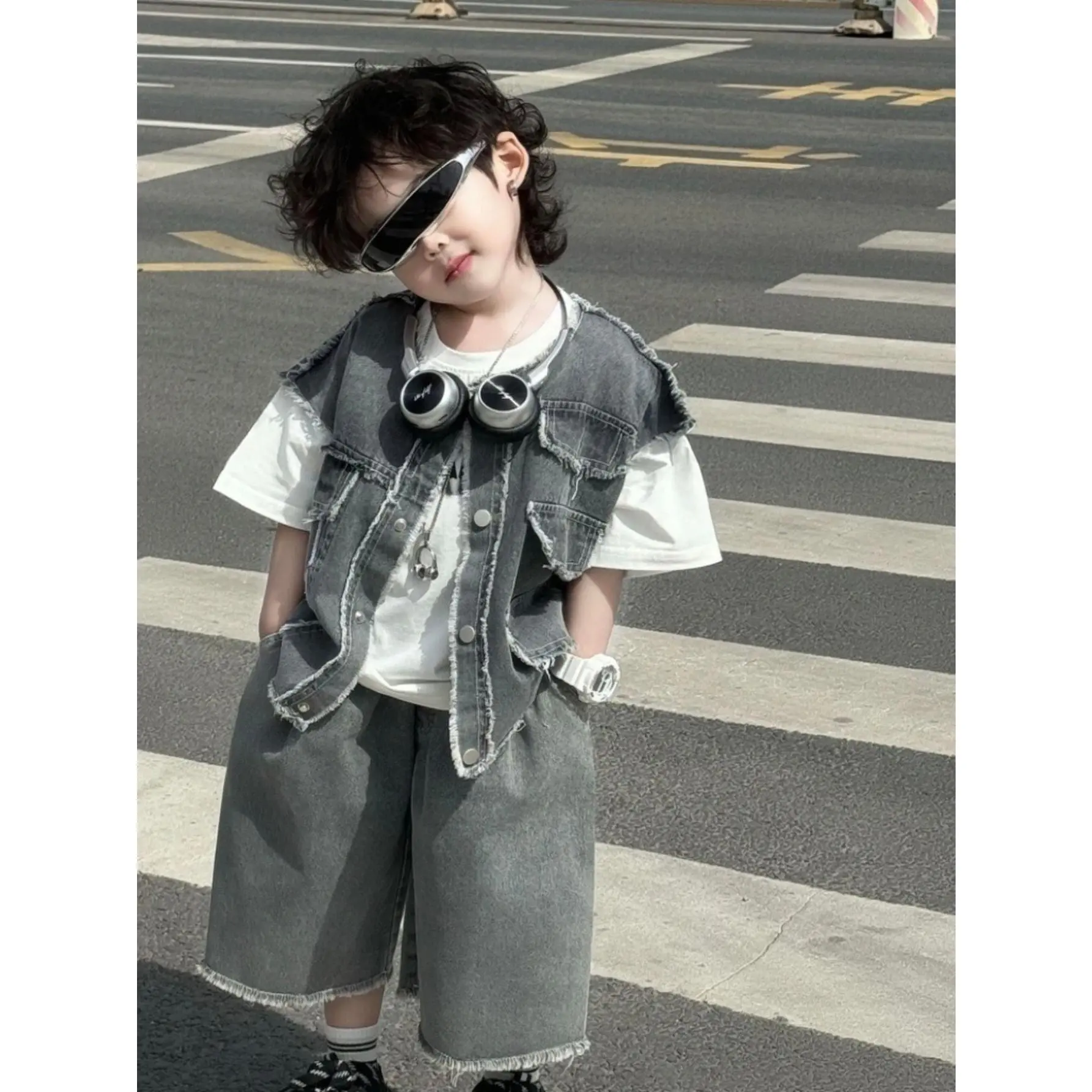 Boys' three-piece summer set: washed denim frayed vest + cropped shorts + trendy cool stylish T-shirt, offering a cool and comfortable feel