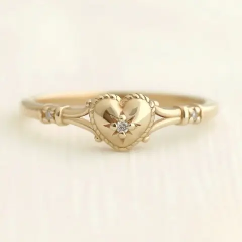 Simple and elegant heart-shaped women's ring Beautiful Rings Heart Signet Ring suitable for daily parties, banquets, engagements, brides, weddings, women's jewelry gifts