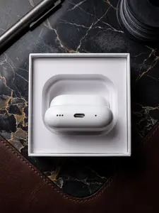 Bluetooth earbuds with a USB-C charging case, offering long battery life and automatic, intelligent pairing across all systems; suitable for listening to music and watching movies.
