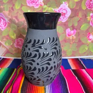 Vase Relieve Boliche Color Negro 9in - Decorative Vase with Black and Gray Design