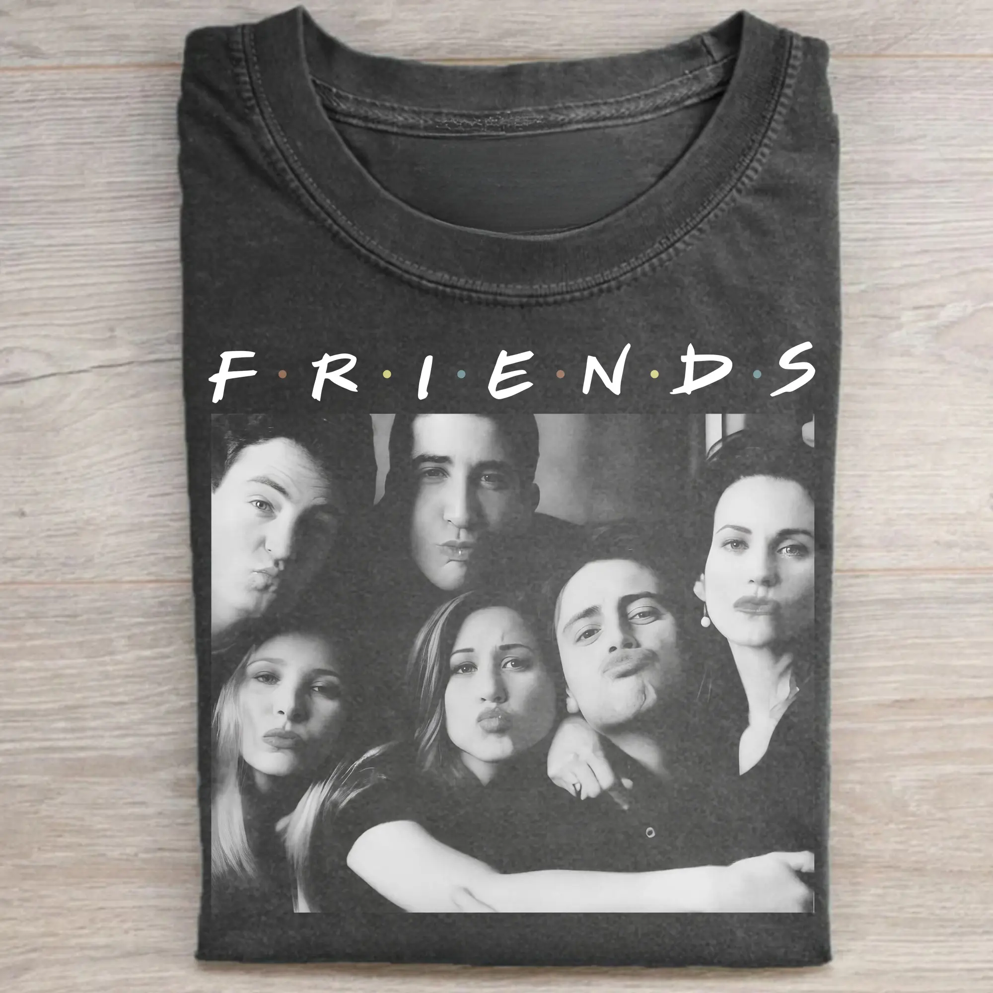 Friends Men's Casual Fitted Short Sleeve T-Shirt - Vintage TV Show Printed Top, Chandler Bing Group Photo & Iconic Scenes Design, Men's Gift Tee, Shortsleeve, Menswear, Round Neck, Tshirt, 90S Graphic Tees, All Seasons, Streetwear, Cotton, Cute, Lightweig