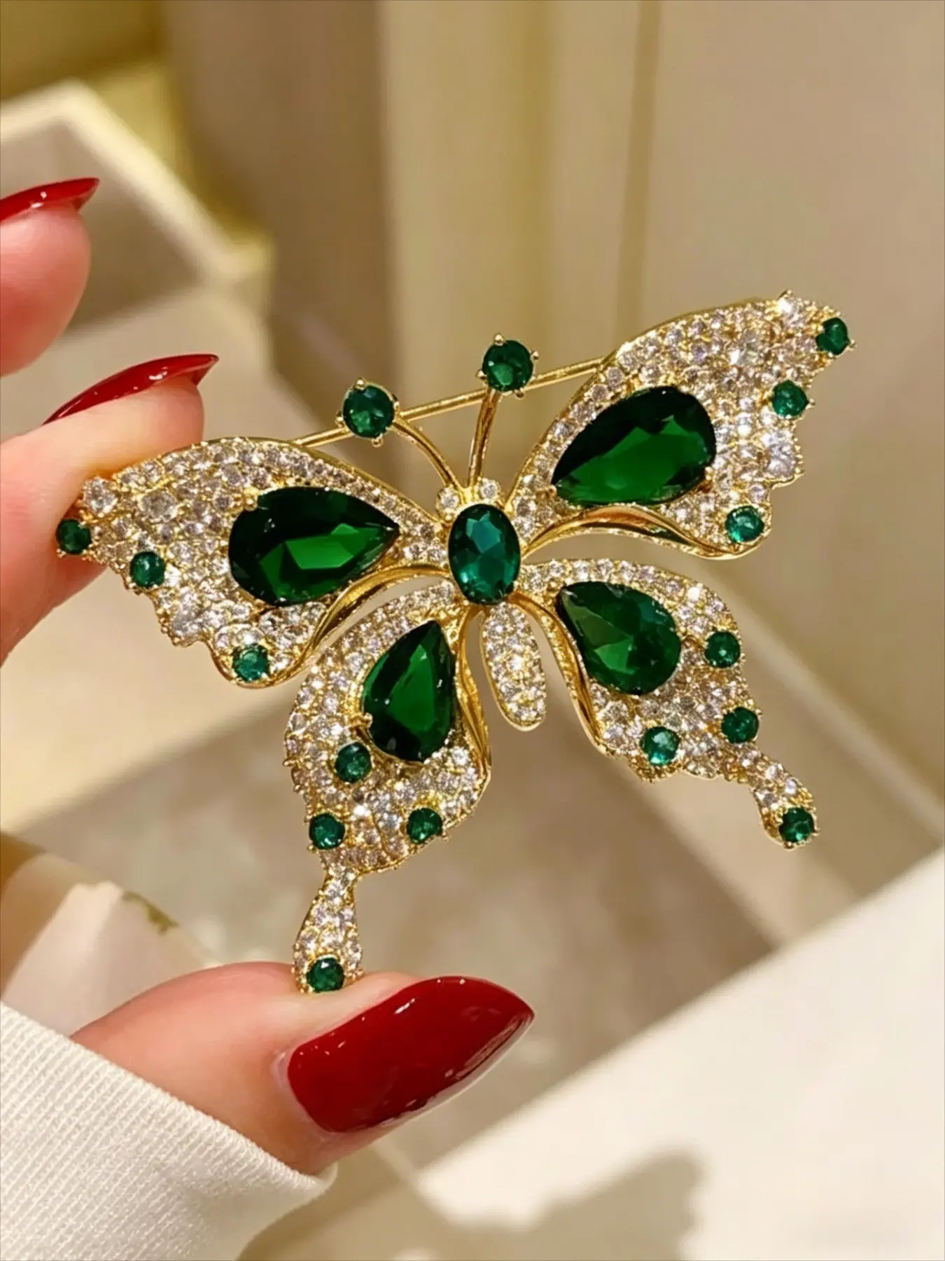 Vintage Rhinestone Butterfly Brooch, Sparkling Brooch, Exquisite Brooch for Women, Elegant Party Accessory, Unique Top Pin, Perfect for Vacations and Gatherings