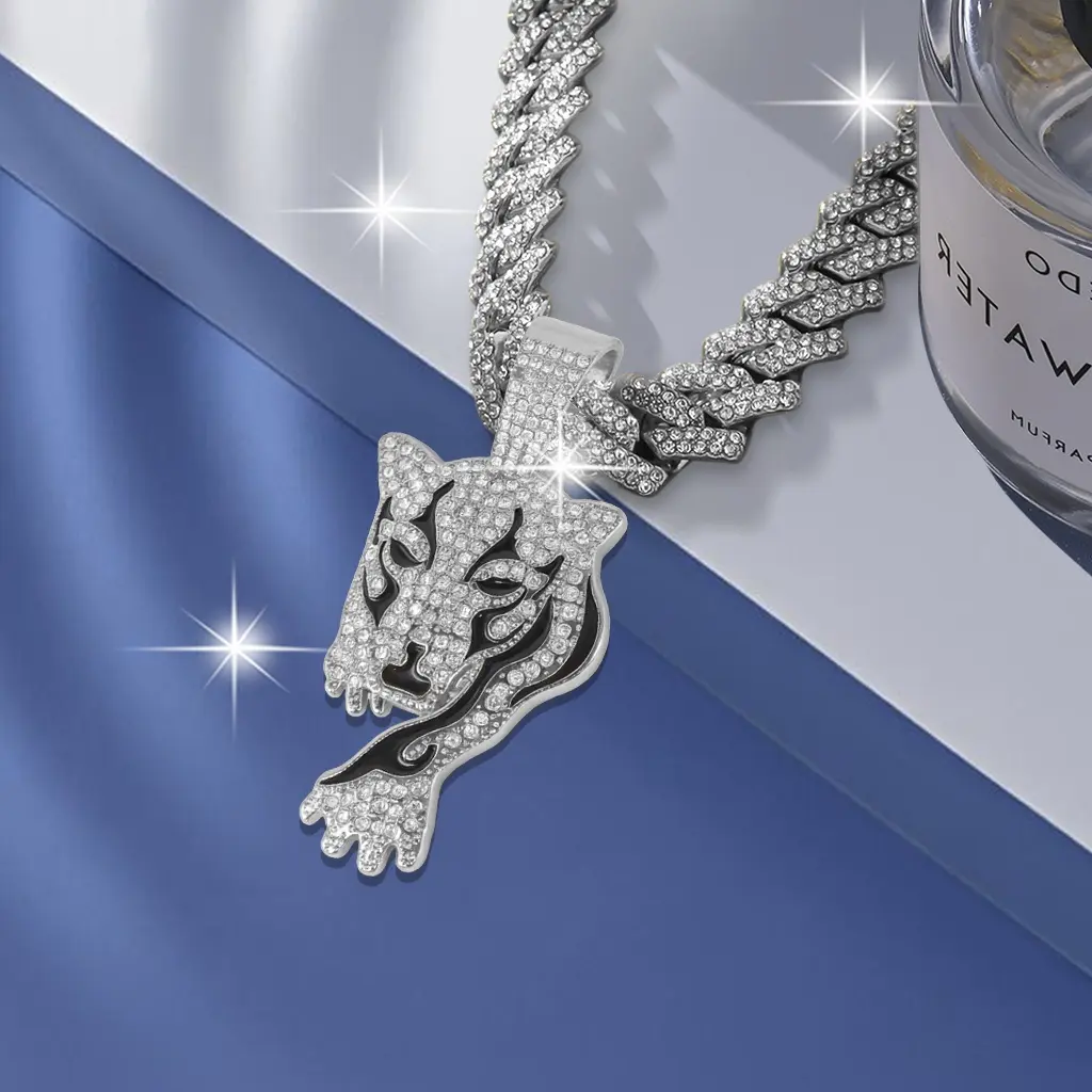 Jaguar Pendant Cuban Link Necklace — Classic Hip-Hop Streetwear Jewelry, A Versatile Accessory for Daily Casual Wear and Parties