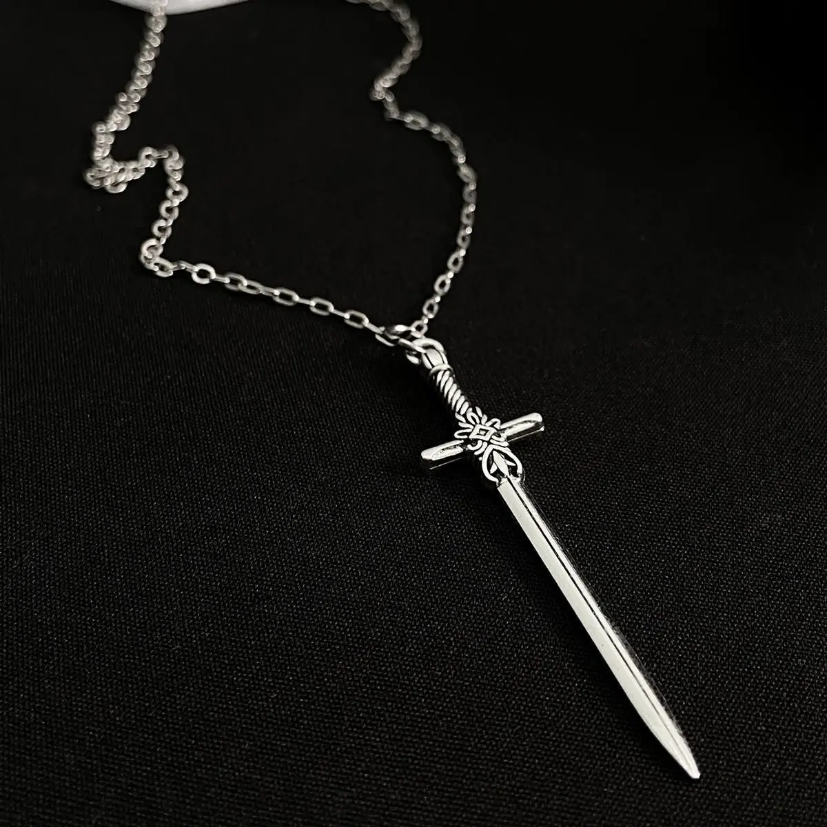 Vintage Sword Pendant Necklace, Alloy Material Long Chain, Adjustable Blade Design, Anti-Fade Finish, Perfect for Daily Wear & Street Style, Fashion Pendant Necklace