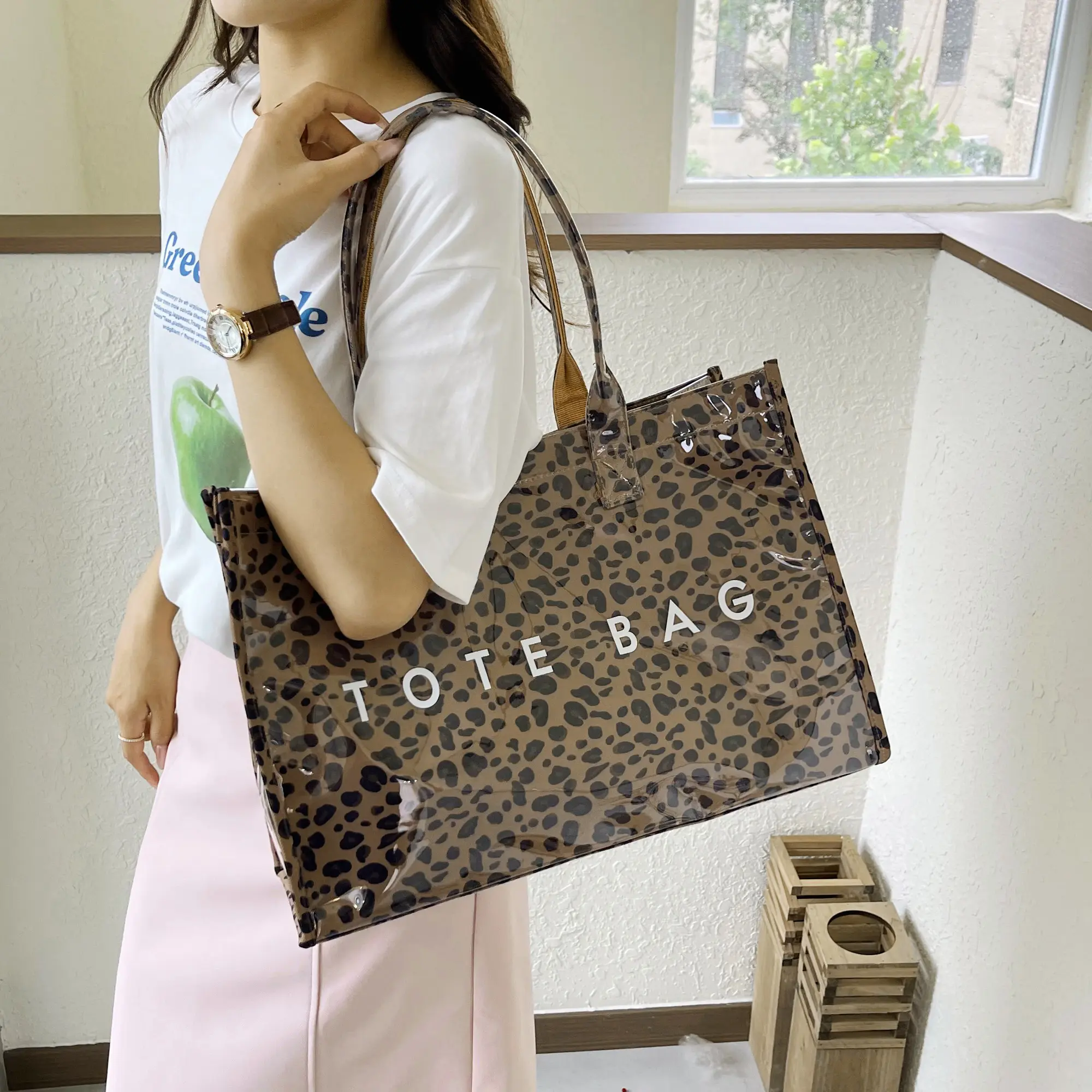Women's Commuter Tote Bag Retro Large Capacity, Waterproof Plaid Leopard Print Shoulder for Teachers & Weekend Travel with Magnetic Closure, Laptop Sleeve