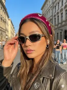 Unisex Y2K Futuristic Cyberpunk Sunglasses, Fashion Sunglasses, Trendy Small Frame Wrap Goggles, Cool Aesthetic Sunshade Eyewear for Beach, Music Festivals, Street Style