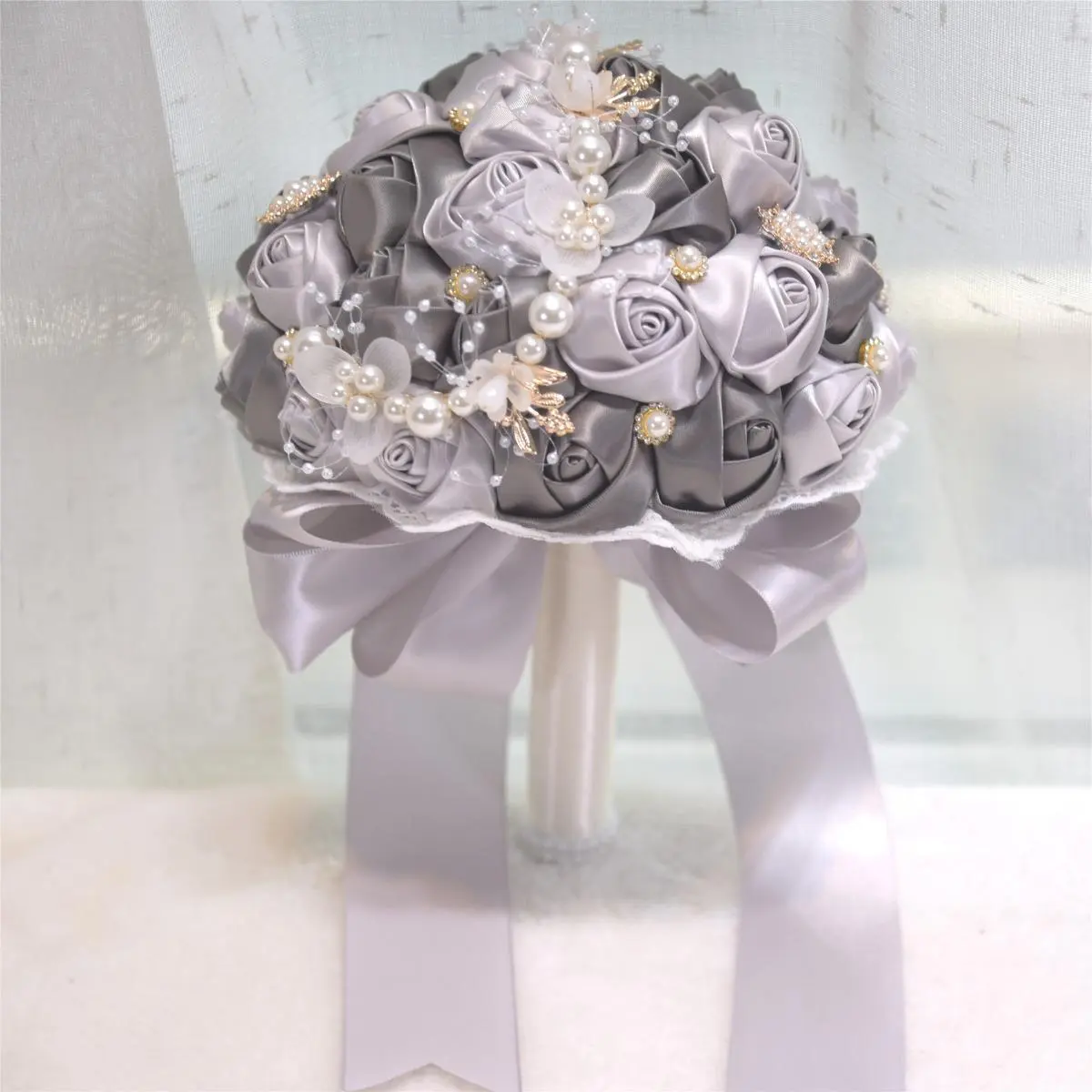 Vintage Fake Rose Wedding Bouquet with Pearl Lace Satin Ribbon and Crystal Brooch Decor Handheld Bridesmaid Bouquet