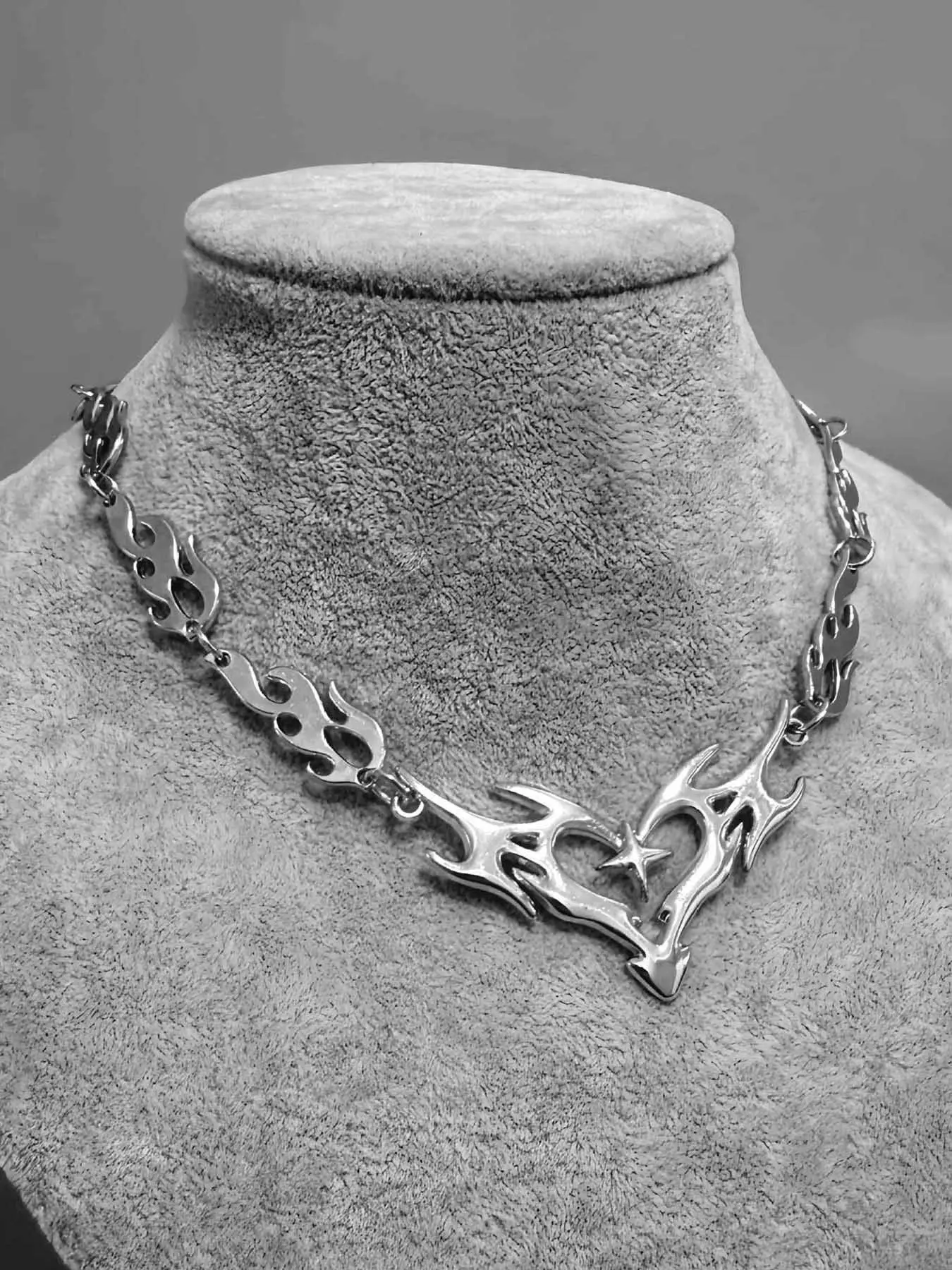 Hip Hop Flame Hollow Heart Thorns Fire Chain Necklace, Heart Design Necklace, Trendy Punk Street Style, Unisex Couple Party Jewelry, Cool Fashion Accessory