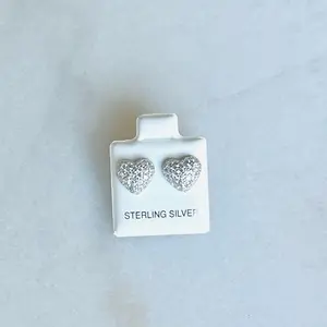 Aretes diseño corazón con zirconias cristalinas. Plata Italiana 925
