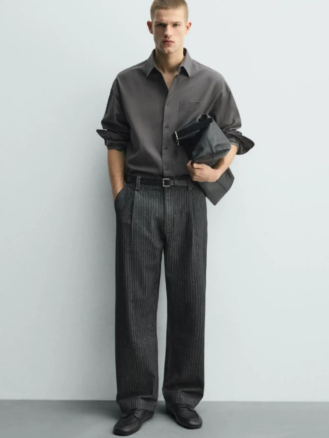 Men’s vertical striped straight-leg suit trousers with pleats and a fluid drape, suitable for business, commuting, and casual wear.