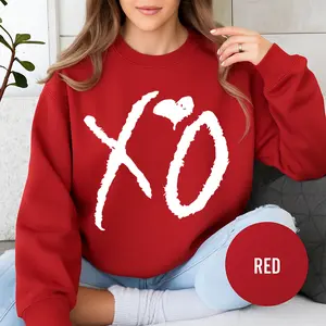XO Sweatshirt – Minimalist White XO Graphic Sweater, Cozy Fall & Winter Unisex Fleece, Trendy Couple Outfit & Casual Streetwear