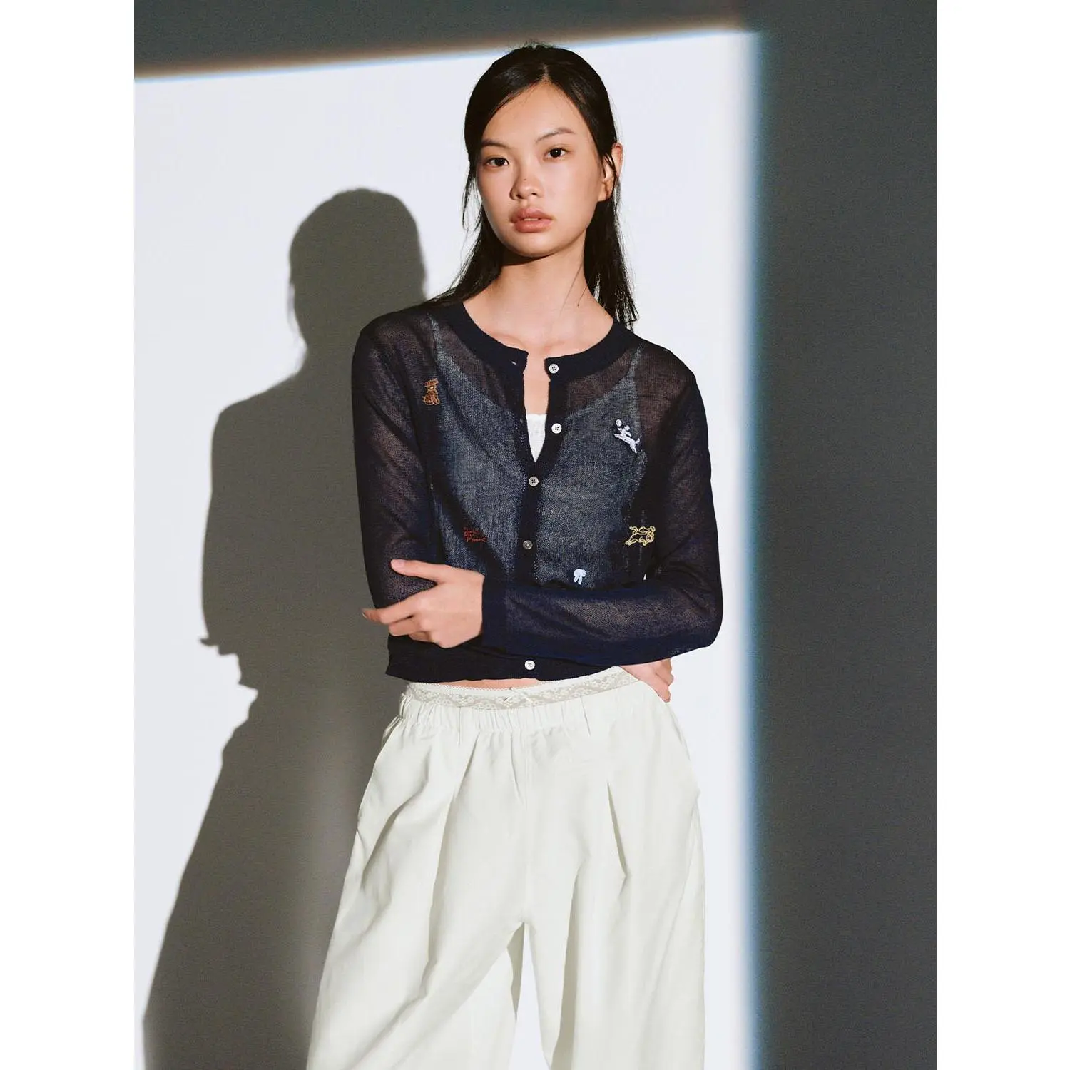 URBAN REVIVO Women's Embroidered Cropped Longsleeves Cardigan Sweater, Casual Crew Neck Arm Cover-up in Soft Viscose Fabric, Knitwear