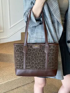 1pc  Women's tote bag, lightweight shoulder bag, zipper closure, leopard print, fashionable and versatile, personalized and trendy, suitable for daily work, commuting, shopping and dining. Women's tote bag