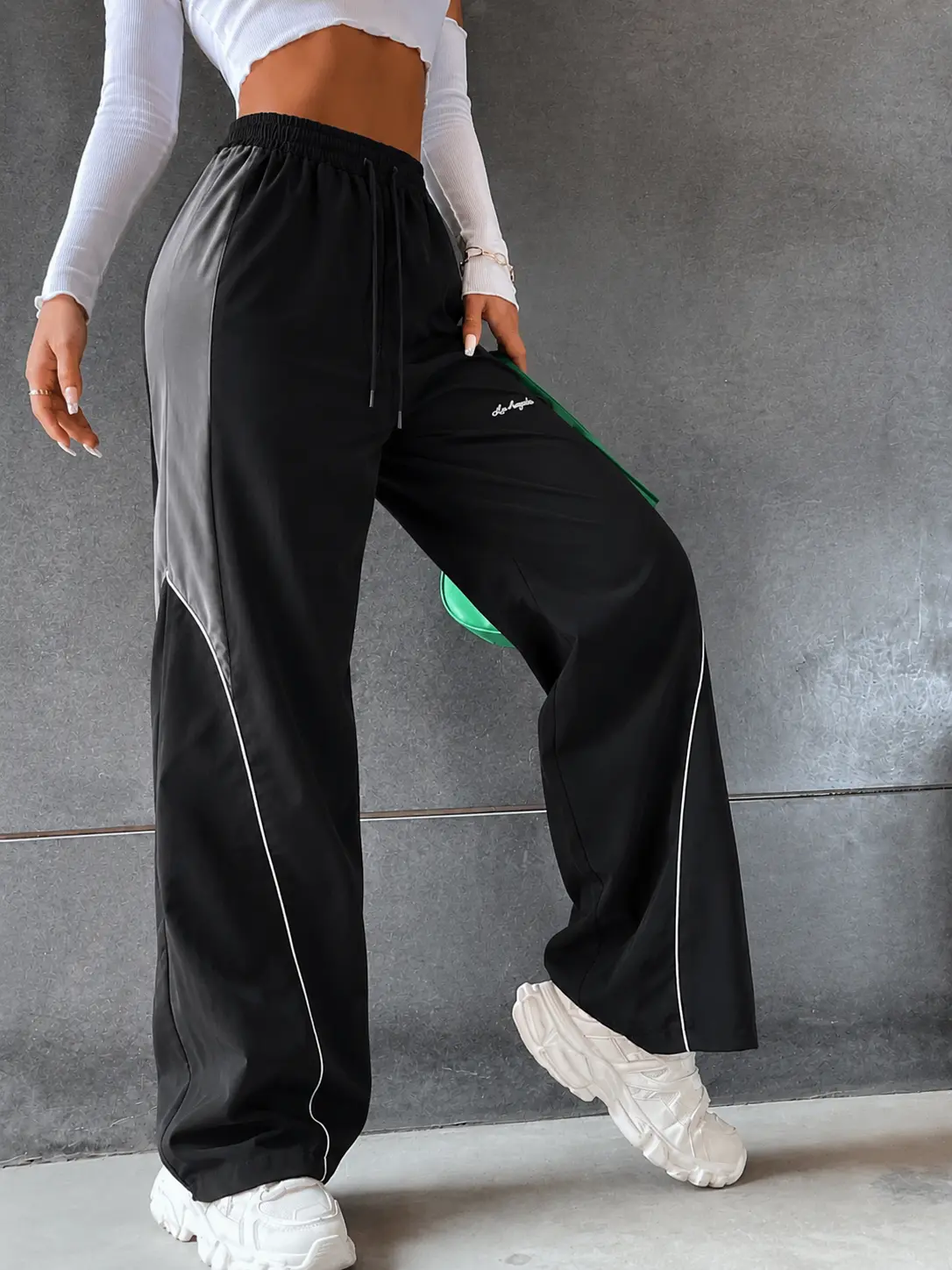 Women’s American-style color-block striped wide-leg athletic sweatpants, high-waisted with drawstring and adjustable cuffs, vintage street-style embroidered casual pants, available in 4 colors (single piece).