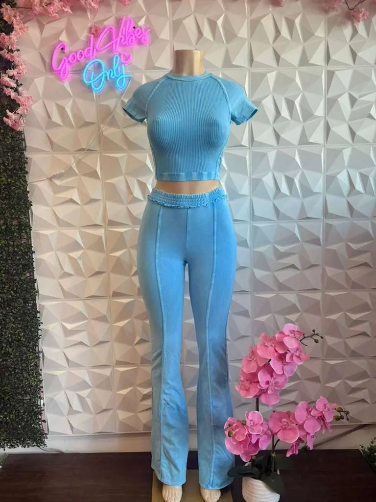 Women's 2-Piece Athletic Clothes Set - Sky Ribbed Sporty Cropped Short Sleeve Top & Bootcut Flare Pants with Elastic Waist Flex, Retro Acid Wash