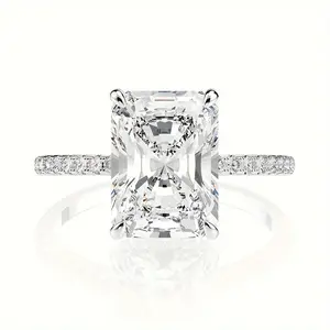 A simple ring in the shape of a 4-carat classic rectangular moissanite ring, suitable for couples' engagement wedding rings