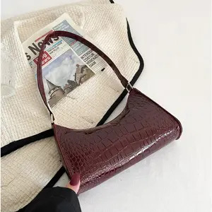 Women Solid Color Minimalist Shoulder Bag, Casual For Daily Use, Fashionable Burgundy Bag , Red Bag