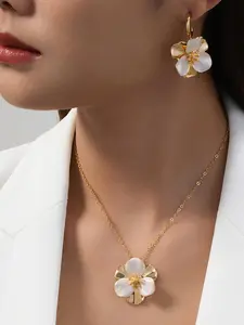 2026 new women's white metal flower necklace/earring set, with a three-dimensional flower design, exquisite accessory, fashionable and versatile.