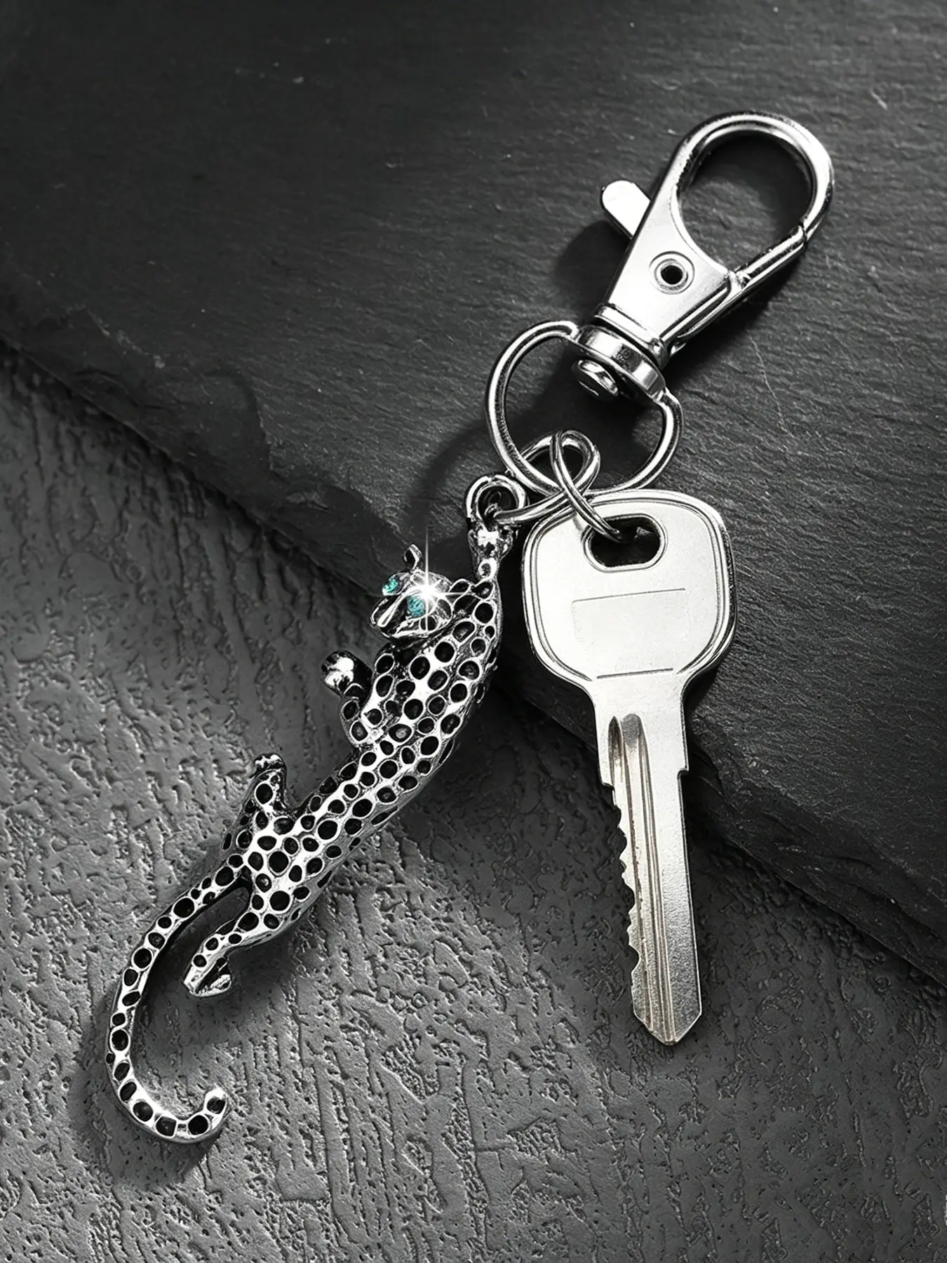 Fashionable Leopard Keychain for Men, Luxury Metal Pendant, Unisex Car Key Ring, Stylish Bag Accessory, Business/commute Gift, Metal Keychains, Animal Keychain