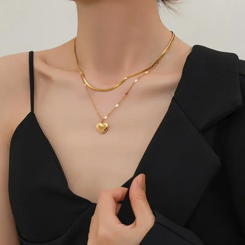 Simple stainless steel necklace accessory for women, versatile and unique heart-shaped pendant, does not fade, snake chain, stackable necklaces