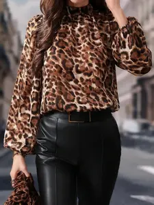 A women's classic leopard print semi-turtleneck design loose bubble sleeve style long-sleeved shirt