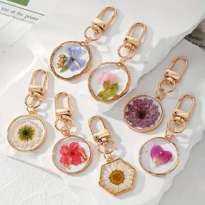 Resin Flower Keychain, Handmade Floral Charms With Real Preserved Dried Daisy, Plant Pendant, Round & Hexagon, Lightweight Bag Accessories, Floral Pattern Keychain