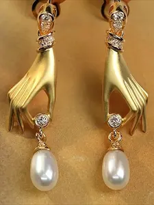 Personalized creative palm imitation pearl pendant earrings for women, retro and trendy holiday jewelry accessories