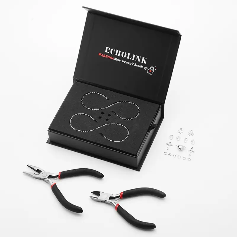 An eternal couples bracelet with a resilient and elegant clasp, symbolic of your lasting connection. The definitive romantic gift for anniversaries, birthdays, and dates.