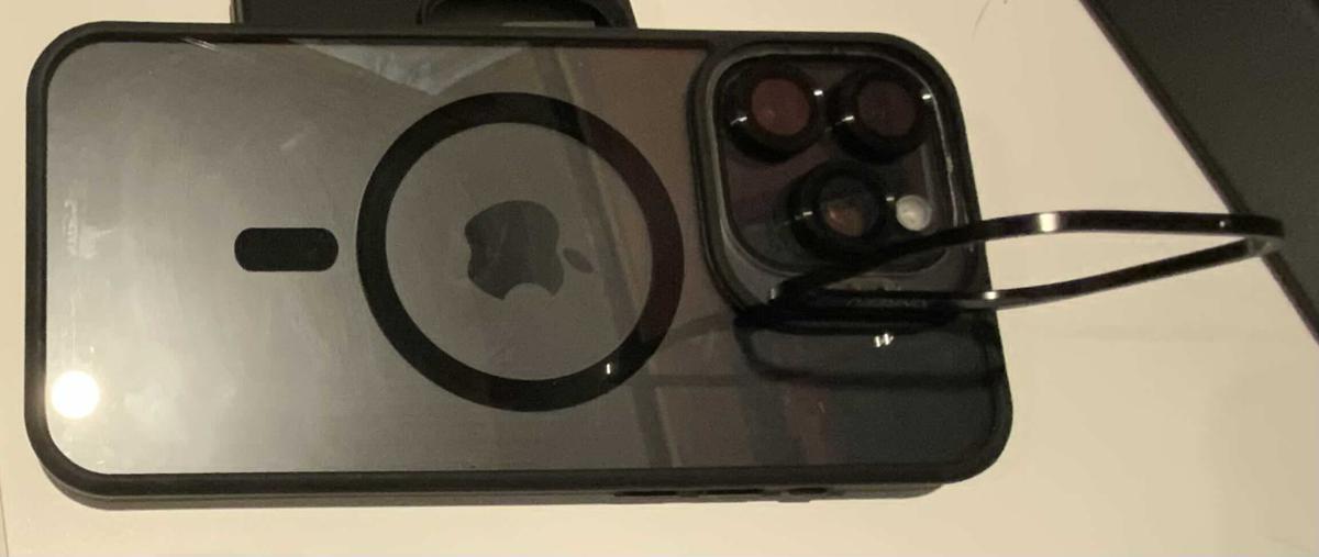 Item: black, iPhone 15 Pro Max