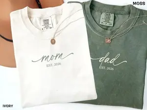 Mom Dad Est 2026 Matching T-Shirt – Minimalist Script Comfort Colors Shirt, Pregnancy Announcement Outfit, New Parents Gift