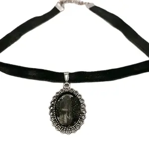 Oddity Crystal Resin Cast Velvet Choker with Quartz Moss Pendant for Stylish Accessory